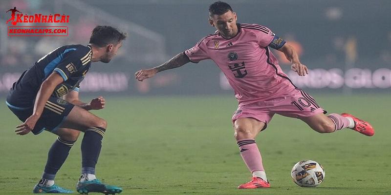 Phong cách thi đấu của Messi vô cùng đa dạng và chắc chắn Phong cách thi đấu của Messi vô cùng đa dạng và chắc chắn