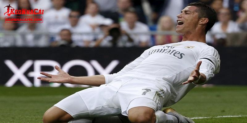 Ronaldo đến Real Madrid và ẵm về hàng loạt danh hiệu cao quý Ronaldo đến Real Madrid và ẵm về hàng loạt danh hiệu cao quý